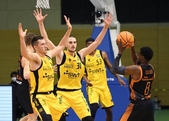 Basketball 2 Bundesliga 2021 2022 11 Matchday 20 11 2021 in Rottenburg Tigers Tuebingen RASTA Vechta Josh Young right, RASTA Vechta vs Ryan Richard Mikesell left, Tigers and Daniel Keppeler 2 v left , Tigers.