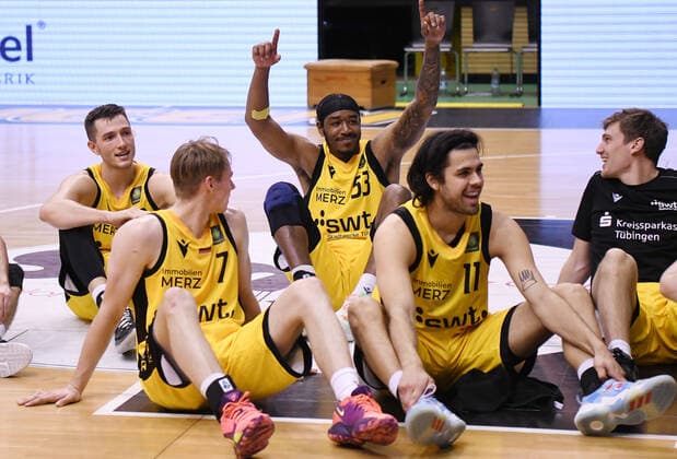 Basketball 2 Bundesliga 2021 2022 11 Matchday 20 11 2021 in Rottenburg Tigers Tuebingen RASTA Vechta FINAL CHEER Tigers Ryan Richard Mikesell, Timo Lanmueller, Isaiah Crawley, Erol Ersek and Till Joenke v li.