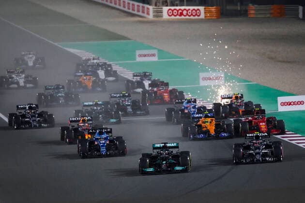 Start of the race, 44 HAMILTON Lewis (gbr), Mercedes AMG F1 GP W12 E Performance, 10 GASLY Pierre (fra), Scuderia AlphaTauri Honda AT02, action during the Formula 1 Ooredoo Qatar Grand Prix 2021, 20th round of the 2021 FIA Formula One World Championship, WM, Weltmeisterschaft from November 19 to 21, 2021 on the Losail International Circuit, in Lusail, Qatar - F1 - QATAR GRAND PRIX 2021 - RACE DPPI Panoramic  00121042_FG0D7952.JPG_