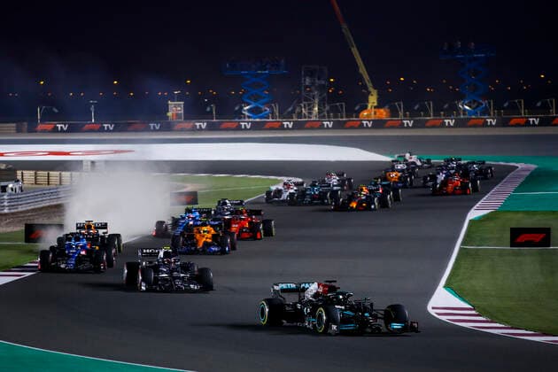 Start of the race, 44 HAMILTON Lewis (gbr), Mercedes AMG F1 GP W12 E Performance, action during the Formula 1 Ooredoo Qatar Grand Prix 2021, 20th round of the 2021 FIA Formula One World Championship, WM, Weltmeisterschaft from November 19 to 21, 2021 on the Losail International Circuit, in Lusail, Qatar - F1 - QATAR GRAND PRIX 2021 - RACE DPPI Panoramic  00121042__B3_3920.JPG_