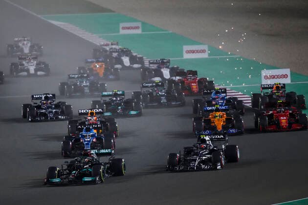 Start of the race, 44 HAMILTON Lewis (gbr), Mercedes AMG F1 GP W12 E Performance, action during the Formula 1 Ooredoo Qatar Grand Prix 2021, 20th round of the 2021 FIA Formula One World Championship, WM, Weltmeisterschaft from November 19 to 21, 2021 on the Losail International Circuit, in Lusail, Qatar - F1 - QATAR GRAND PRIX 2021 - RACE DPPI Panoramic  00121042_FG0D7953.JPG_