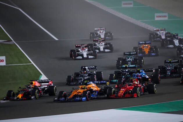 Start of the race,04 NORRIS Lando (gbr), McLaren MCL35M, 55 SAINZ Carlos (spa), Scuderia Ferrari SF21, action during the Formula 1 Ooredoo Qatar Grand Prix 2021, 20th round of the 2021 FIA Formula One World Championship, WM, Weltmeisterschaft from November 19 to 21, 2021 on the Losail International Circuit, in Lusail, Qatar - F1 - QATAR GRAND PRIX 2021 - RACE DPPI Panoramic  00121042_FG0D7959.JPG_