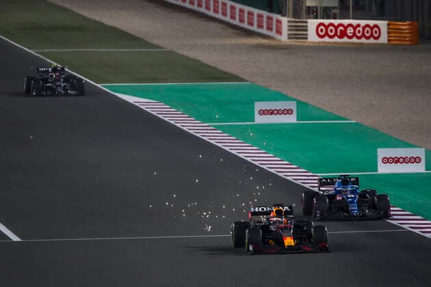 33 VERSTAPPEN Max (nld), Red Bull Racing Honda RB16B, overtakes 14 ALONSO Fernando (spa), Alpine F1 A521, action during the Formula 1 Ooredoo Qatar Grand Prix 2021, 20th round of the 2021 FIA Formula One World Championship, WM, Weltmeisterschaft from November 19 to 21, 2021 on the Losail International Circuit, in Lusail, Qatar - F1 - QATAR GRAND PRIX 2021 - RACE DPPI Panoramic  00121042_FG0D8089.JPG_