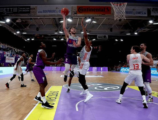 GSD zje123 easy Credit Basketball BBL Season 2020 21 BG Göttingen FC Bayern Munich Göttingens Jake Toolson on the ball against Munichs Augustine Rubit.
