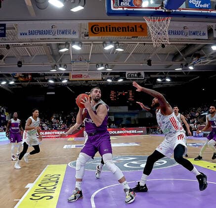 GSD zje123 easy Credit Basketball BBL Season 2020 21 BG Göttingen FC Bayern Munich Göttingens Harper Kamp on the ball against Munichs Deshaun Thomas.