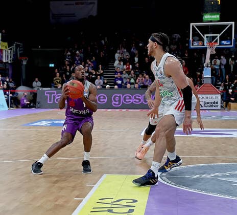 GSD zje123 easy Credit Basketball BBL Season 2020 21 BG Göttingen FC Bayern Munich Göttingens Kamar Baldwin on the ball against Munichs Nihad Djedovic.