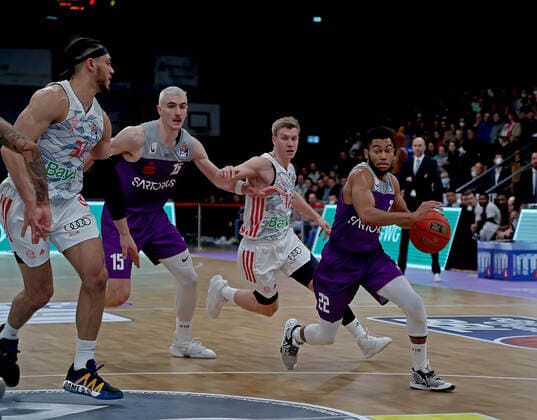 GSD zje123 easy Credit Basketball BBL Season 2020 21 BG Göttingen FC Bayern Munich Göttingens Stephen Brown on the ball against Munichs Ognjen Jaramaz.