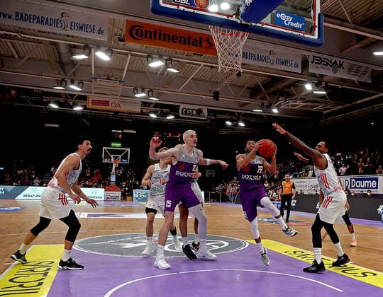 GSD zje123 easy Credit Basketball BBL Season 2020 21 BG Göttingen FC Bayern Munich Göttingens Stephen Brown on the ball against Munichs Deshaun Thomas.