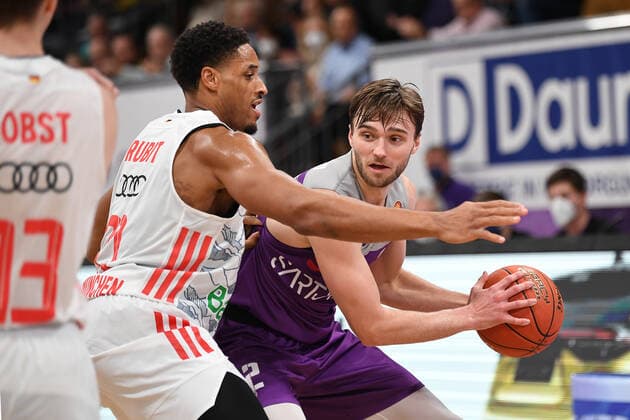 BG Göttingen FC Bayern Munich 21 11 2021, Basketball Bundesliga, 2021 2022 season, Matchday 8, BG Göttingen FC Bayern Munich Göttingens Jake Toolson r plays against Munichs Augustine Rubit Göttingen Lower Saxony Germany.