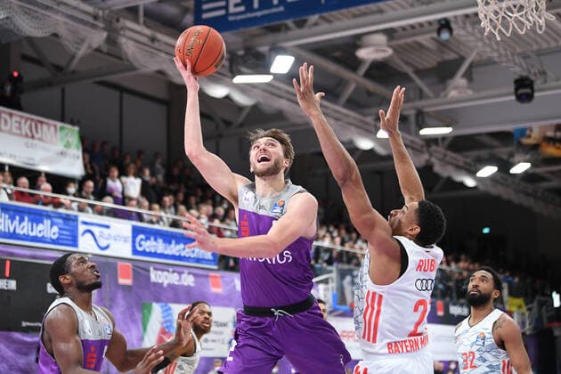 BG Göttingen FC Bayern Munich 21 11 2021, Basketball Bundesliga, 2021 2022 season, Matchday 8, BG Göttingen FC Bayern Munich Göttingens Jake Toolson l plays against Munichs Augustine Rubit Göttingen Lower Saxony Germany.