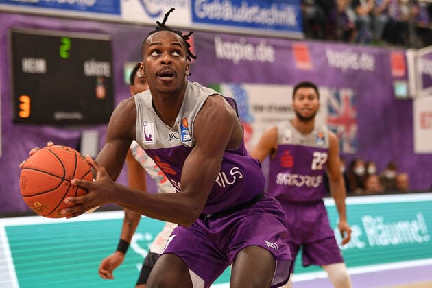 BG Göttingen FC Bayern Munich 21 11 2021, Basketball Bundesliga, 2021 2022 season, Matchday 8, BG Göttingen FC Bayern Munich Göttingens James Dickey on the ball Göttingen Lower Saxony Germany.