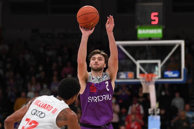 BG Göttingen FC Bayern Munich 21 11 2021, Basketball Bundesliga, 2021 2022 season, Matchday 8, BG Göttingen FC Bayern Munich Göttingens Jake Toolson throws to the basket Göttingen Lower Saxony Germany.