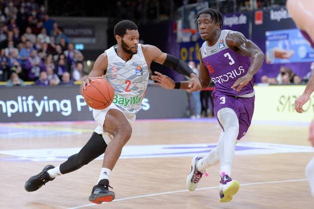 Corey Walden FC Bayern Muenchen on the ball , Zack Bryant BG Goettingen R , Basketball, Bundesliga, BBL, BG Goettingen FC Bayern Muenchen, 21 11 2021, BG Goettingen FC Bayern Muenchen, Basketball, Bundesliga, GER, BBL, 21 11 2021 Goettingen Copyright: xEibner-Pressefotox-xRolandxSippelx