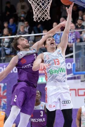 Andreas Obst FC Bayern Muenchen R , Jake Toolson BG Goettingen L , Basketball, Bundesliga, BBL, BG Goettingen FC Bayern Muenchen, 21 11 2021, BG Goettingen FC Bayern Muenchen, Basketball, Bundesliga, GER, BBL, 21 11 2021 Goettingen Copyright: xEibner-Pressefotox-xRolandxSippelx