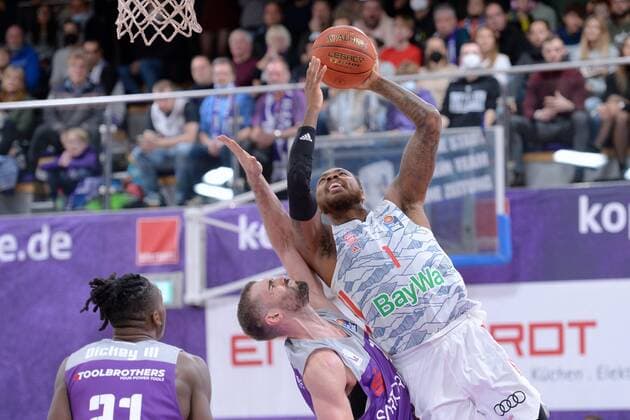 Deshaun Thomas FC Bayern Muenchen on the ball , Harper Kamp BG Goettingen L , Basketball, Bundesliga, BBL, BG Goettingen FC Bayern Muenchen, 21 11 2021, BG Goettingen FC Bayern Muenchen, Basketball, Bundesliga, GER, BBL, 21 11 2021 Goettingen Copyright: xEibner-Pressefotox-xRolandxSippelx