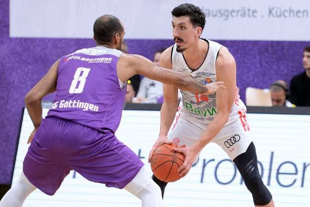 Nihad Djedovic FC Bayern Muenchen on the ball , Akeem Vargas BG Goettingen L , Basketball, Bundesliga, BBL, BG Goettingen FC Bayern Muenchen, 21 11 2021, BG Goettingen FC Bayern Muenchen, Basketball, Bundesliga, GER, BBL, 21 11 2021 Goettingen Copyright: xEibner-Pressefotox-xRolandxSippelx