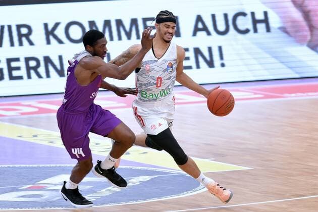 Nick Weiler Babb FC Bayern Muenchen on the ball , Kamar Baldwin BG Goettingen L , Basketball, Bundesliga, BBL, BG Goettingen FC Bayern Muenchen, 21 11 2021, BG Goettingen FC Bayern Muenchen, Basketball, Bundesliga, GER, BBL, 21 11 2021 Goettingen Copyright: xEibner-Pressefotox-xRolandxSippelx