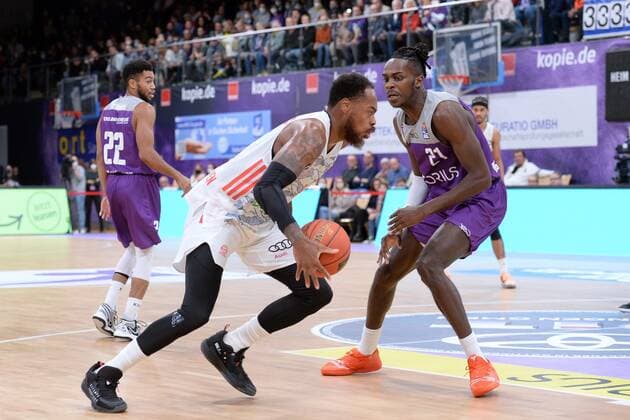 Deshaun Thomas FC Bayern Muenchen on the ball , James Dickey III BG Goettingen R , Basketball, Bundesliga, BBL, BG Goettingen FC Bayern Muenchen, 21 11 2021, BG Goettingen FC Bayern Muenchen, Basketball, Bundesliga, GER, BBL, 21 11 2021 Goettingen Copyright: xEibner-Pressefotox-xRolandxSippelx