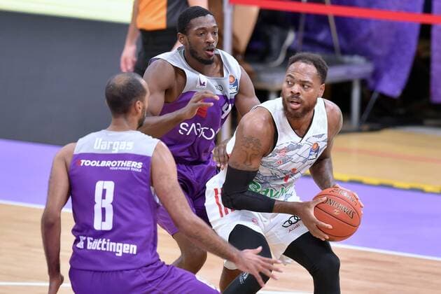 Deshaun Thomas FC Bayern Muenchen on the ball , Kamar Baldwin BG Goettingen back , Akeem Vargas BG Goettingen NR 8 , Basketball, Bundesliga, BBL, BG Goettingen FC Bayern Muenchen, 21 11 2021, BG Goettingen FC Bayern Muenchen, Basketball, Bundesliga, GER, BBL, 21 11 2021 Goettingen Copyright: xEibner-Pressefotox-xRolandxSippelx
