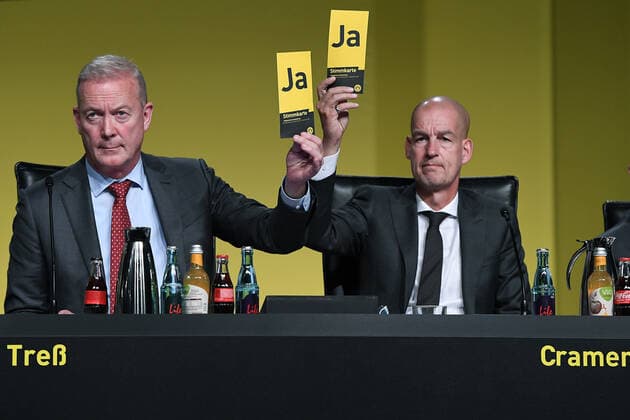 Sport Themen der Woche KW46 Sport Bilder des Tages Mitgliederversammlung Borussia Dortmund am 21.11.2021 in der Westfalenhalle in Dortmund Thomas Treß ( Geschäftsführer Dortmund ), links - Carsten Cramer ( Marketingchef Dortmund ), rechts *** General Meeting Borussia Dortmund on 21 11 2021 in the Westfalenhalle in Dortmund Thomas Treß Managing Director Dortmund , left Carsten Cramer Head of Marketing Dortmund , right xRx