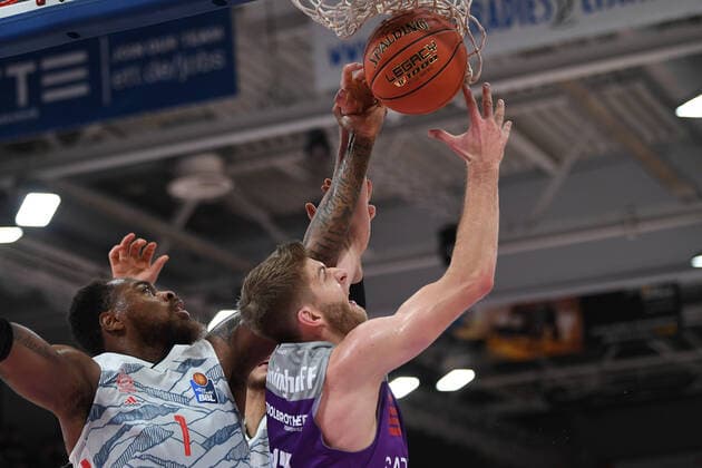 BG Göttingen FC Bayern Munich 21 11 2021, Basketball Bundesliga, 2021 2022 season, Matchday 8, BG Göttingen FC Bayern Munich Göttingens Mathis Mönninghoff r plays against Munichs Deshaun Thomas Göttingen Lower Saxony Germany.
