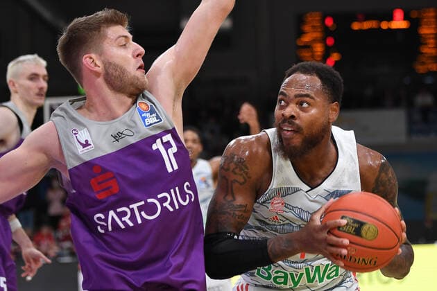 BG Göttingen FC Bayern Munich 21 11 2021, Basketball Bundesliga, 2021 2022 season, Matchday 8, BG Göttingen FC Bayern Munichs Deshaun Thomas r plays Göttingens Mathis Mönninghoff Göttingen Lower Saxony Germany.