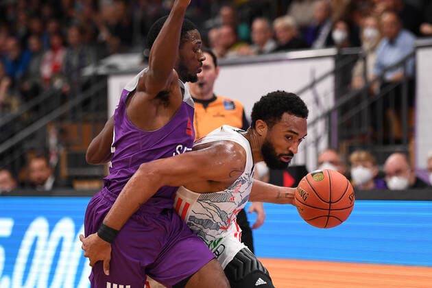 BG Göttingen FC Bayern Munich 21 11 2021, Basketball Bundesliga, 2021 2022 season, Matchday 8, BG Göttingen FC Bayern Munichs Darrun Hilliard r plays Göttingens Kamar Baldwin Göttingen Lower Saxony Germany.