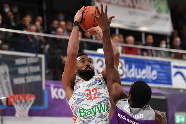 BG Göttingen FC Bayern Munich 21 11 2021, Basketball Bundesliga, 2021 2022 season, Matchday 8, BG Göttingen FC Bayern Munichs Darrun Hilliard l plays Göttingens Kamar Baldwin Göttingen Lower Saxony Germany.