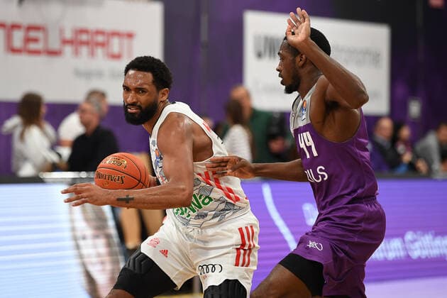 BG Göttingen FC Bayern Munich 21 11 2021, Basketball Bundesliga, 2021 2022 season, Matchday 8, BG Göttingen FC Bayern Munichs Darrun Hilliard l plays Göttingens Kamar Baldwin Göttingen Lower Saxony Germany.