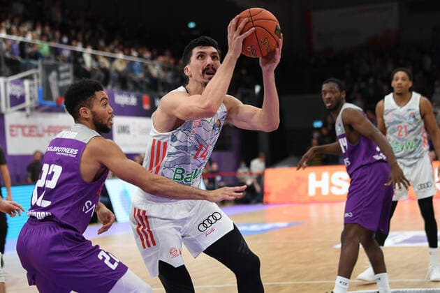 BG Göttingen FC Bayern Munich 21 11 2021, Basketball Bundesliga, 2021 2022 season, Matchday 8, BG Göttingen FC Bayern Munichs Nihad Djedovic r plays Göttingens Stephen Brown Göttingen Lower Saxony Germany.