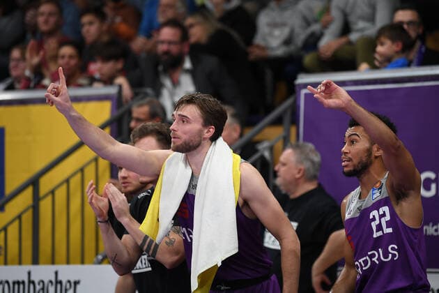 BG Göttingen FC Bayern Munich 21 11 2021, Basketball Bundesliga, 2021 2022 season, Matchday 8, BG Göttingen FC Bayern Munich Göttingens Jake Toolson l and Göttingens Stephen Brown gesture Göttingen Lower Saxony Germany.