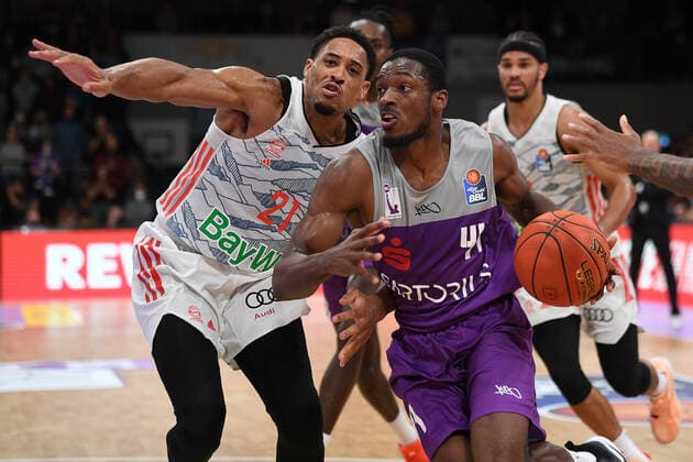 BG Göttingen FC Bayern Munich 21 11 2021, Basketball Bundesliga, 2021 2022 season, Matchday 8, BG Göttingen FC Bayern Munich Göttingens Kamar Baldwin r plays against Munichs Augustine Rubit Göttingen Lower Saxony Germany.