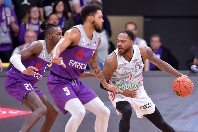 Deshaun Thomas FC Bayern Muenchen on the ball , Jeff Roberson BG Goettingen front , James Dickey III BG Goettingen L, back , Basketball, Bundesliga, BBL, BG Goettingen FC Bayern Muenchen, 21 11 2021, BG Goettingen FC Bayern Muenchen, Basketball, Bundesliga, GER, BBL, 21 11 2021 Goettingen Copyright: xEibner-Pressefotox-xRolandxSippelx