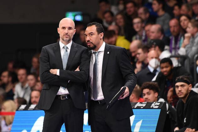 BG Göttingen FC Bayern Munich 21 11 2021, Basketball Bundesliga, 2021 2022 season, Matchday 8, BG Göttingen FC Bayern Munichs coach Slaven Rimac l and co-coach Demond Greene Göttingen Lower Saxony Germany.
