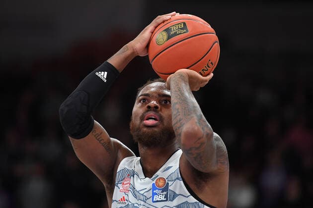 BG Göttingen FC Bayern Munich 21 11 2021, Basketball Bundesliga, 2021 2022 season, Matchday 8, BG Göttingen FC Bayern Munichs Deshaun Thomas throws to the basket Göttingen Lower Saxony Germany.