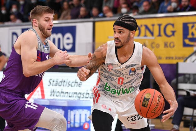 BG Göttingen FC Bayern Munich 21 11 2021, Basketball Bundesliga, 2021 2022 season, matchday 8, BG Göttingen FC Bayern Munichs Nick Weiler Babb r plays Göttingens Mathis Mönninghoff Göttingen Lower Saxony Germany.