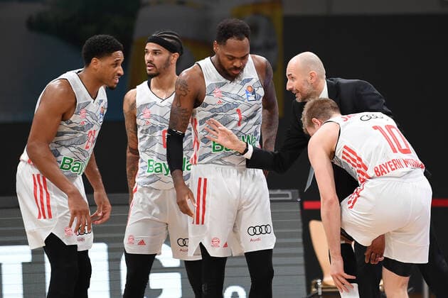 BG Göttingen FC Bayern Munich 21 11 2021, Basketball Bundesliga, 2021 2022 season, Matchday 8, BG Göttingen FC Bayern Munich coach Slaven Rimac r stands with his players during a stoppage in play Göttingen Lower Saxony Germany.