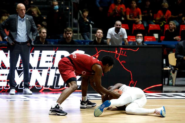 21 11 2021, easyCredit Basketball Bundesliga, BBL, 2021 2022 season, men, Chemnitz Niners MLP Academics Heidelberg Isiaha Mike, Niners Chemnitz, Kelvin Martin, MLP Academics Heidelberg fight for the ball Chemnitz Messe Chemnitz Sachsen Germany