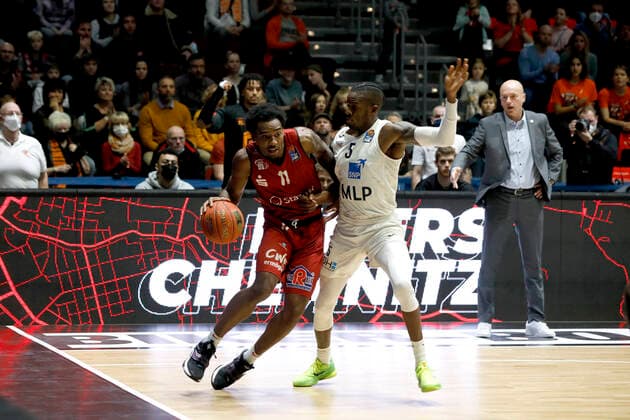 21 11 2021, easyCredit Basketball Bundesliga, BBL, 2021 2022 season, mens, Chemnitz Niners MLP Academics Heidelberg Isiaha Mike, Niners Chemnitz, Shyron Ely, MLP Academics Heidelberg Chemnitz Fair Chemnitz Saxony Germany