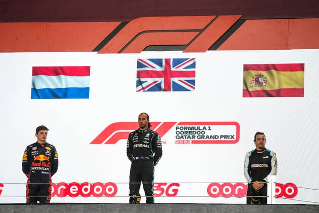 Podium, VERSTAPPEN Max (ned), Red Bull Racing Honda RB16B, HAMILTON Lewis (gbr), Mercedes AMG F1 GP W12 E Performance, ALONSO Fernando (spa), Alpine F1 A521, portrait during the Formula 1 Ooredoo Qatar Grand Prix 2021, 20th round of the 2021 FIA Formula One World Championship, WM, Weltmeisterschaft from November 19 to 21, 2021 on the Losail International Circuit, in Lusail, Qatar - F1 - QATAR GRAND PRIX 2021 - RACE DPPI Panoramic  00121042_FGO06617.JPG_