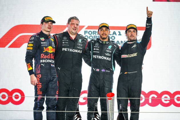 Podium: HAMILTON Lewis (gbr), Mercedes AMG F1 GP W12 E Performance, VERSTAPPEN Max (ned), Red Bull Racing Honda RB16B, ALONSO Fernando (spa), Alpine F1 A521, portrait during the Formula 1 Ooredoo Qatar Grand Prix 2021, 20th round of the 2021 FIA Formula One World Championship, WM, Weltmeisterschaft from November 19 to 21, 2021 on the Losail International Circuit, in Lusail, Qatar - F1 - QATAR GRAND PRIX 2021 - RACE DPPI Panoramic  20211121_GOODEN_FG0D8769