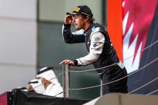 ALONSO Fernando (spa), Alpine F1 A521, portrait celebrating his podium during the Formula 1 Ooredoo Qatar Grand Prix 2021, 20th round of the 2021 FIA Formula One World Championship, WM, Weltmeisterschaft from November 19 to 21, 2021 on the Losail International Circuit, in Lusail, Qatar - F1 - QATAR GRAND PRIX 2021 - RACE DPPI Panoramic  00121042__B3_4085_1