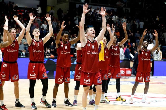 21 11 2021, easyCredit Basketball Bundesliga, BBL, 2021 2022 season, men, Chemnitz Niners MLP Academics Heidelberg Jan Niklas Wimberg, Niners Chemnitz cheers with Team Chemnitz Messe Chemnitz Sachsen Germany