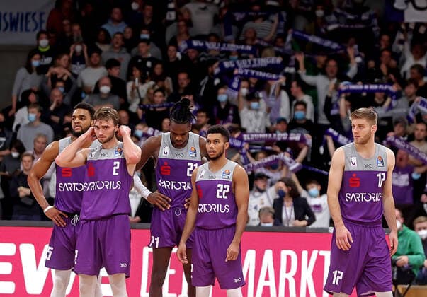 GSD zje123 easy Credit Basketball BBL Season 2020 21 BG Göttingen FC Bayern Munich Göttingens v l Jeff Robertson, Jake Toolson, James Dickey, Stephen Brown, Mathis Mönninghoff.