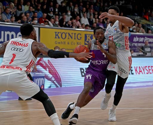 GSD zje123 easy Credit Basketball BBL Season 2020 21 BG Göttingen FC Bayern Munich Göttingens Kamar Baldwin on the ball against Munichs Augustine Rubit right and Dshaun Thomas.