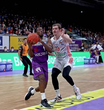 GSD zje123 easy Credit Basketball BBL Season 2020 21 BG Göttingen FC Bayern Munich Göttingens Kamar Baldwin on the ball against Munichs Andreas Obst.