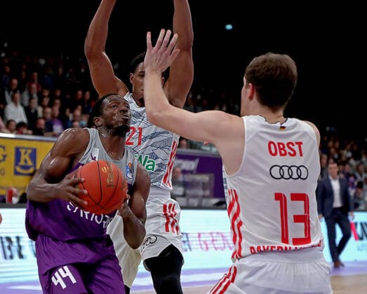 GSD zje123 easy Credit Basketball BBL Season 2020 21 BG Göttingen FC Bayern Munich Göttingens Kamar Baldwin on the ball against Munichs Augustine Rubit and Andreas Obst right.