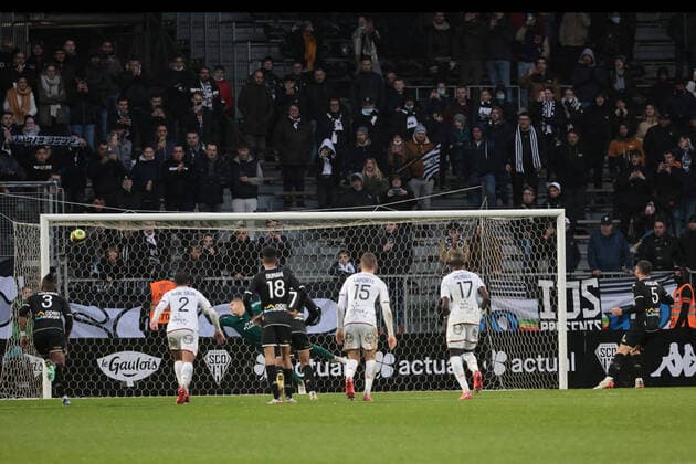 Angers Thomas MANGANI but penalty FOOTBALL : ANGERS SCO - FC LORIENT (Ligue 1 UberEats - J14) 21 11 2021 a Angers. FOOTBALL : Angers SCO vs FC Lorient - Ligue1 uber eats - 21 11 2021 JeremiasGonzalez Panoramic 