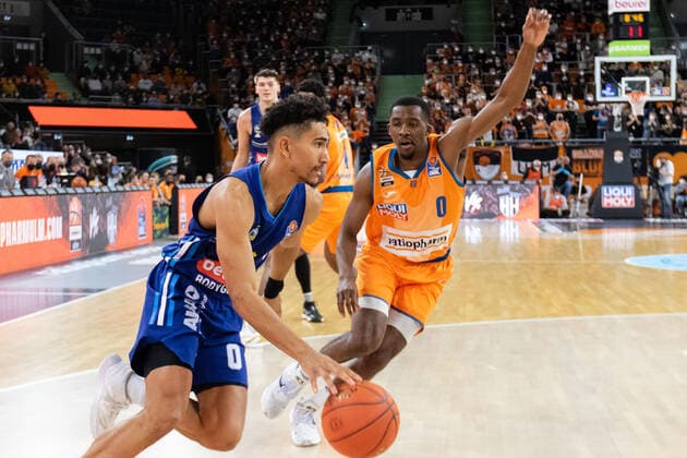 Maodo Lo Alba Berlin, 0 , Christon Ratiopharm Ulm 01 GER, Ratiopharm Ulm vs Alba Berlin, easycredit 1 Bundesliga Basketball, 08 matchday, season 2021 22, 21 11 2021 Ratiopharm Ulm vs Alba Berlin, 1 Basketball Bundesliga New Ulm. Copyright: xEibner-Pressefoto RogerxBuerkex EP_EER