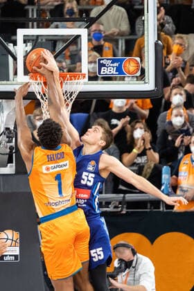 Ben Lammers Alba Berlin, 55 , Cristiano Felicio Ratiopharm Ulm 01 GER, Ratiopharm Ulm vs Alba Berlin, easycredit 1 Bundesliga Basketball, 08 Matchday, Season 2021 22, 21 11 2021 Ratiopharm Ulm vs Alba Berlin, 1 Basketball Bundesliga New Ulm. Copyright: xEibner-Pressefoto RogerxBuerkex EP_EER